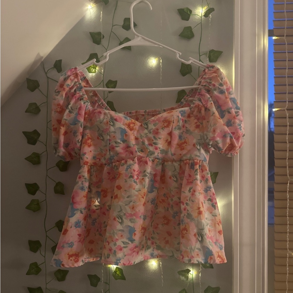 Super cute floral blouse in perfect condition!! Never worn.